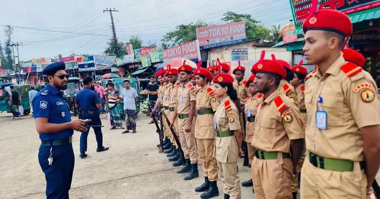 নোয়াখালীতে ট্রাফিক প্রশিক্ষণে অংশ নেয়া বিএনসিসি সদস্যরা